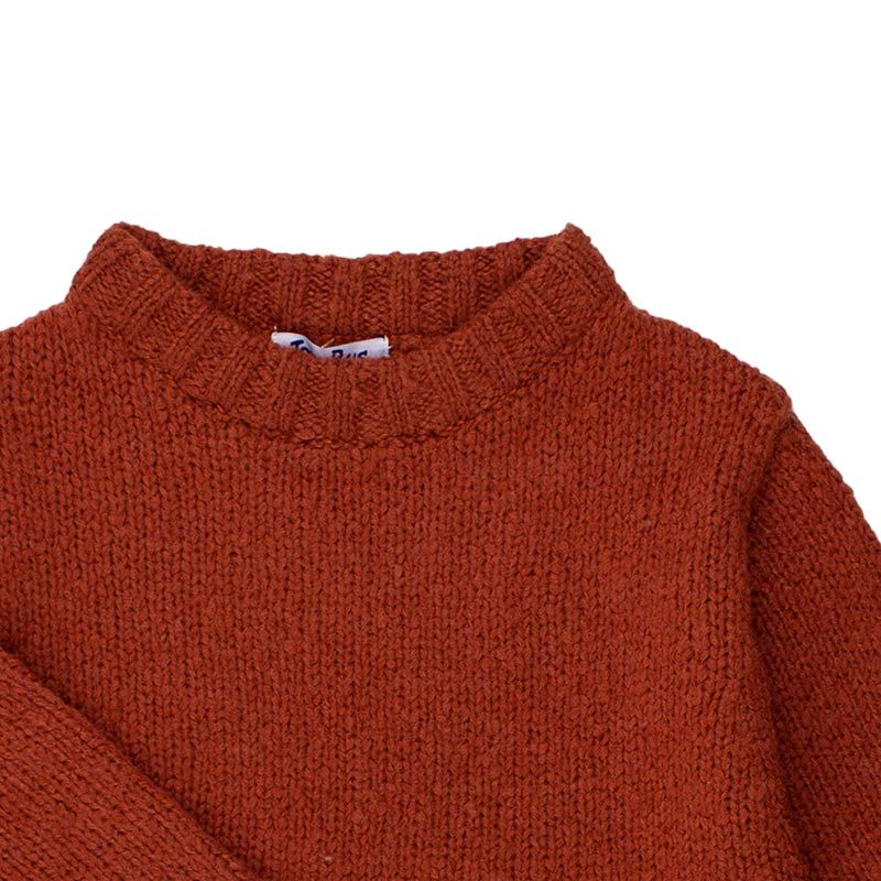 Tom Bus. Rustfarvet striksweater, udsnit