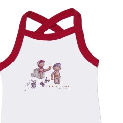 Petit Bateau. Hvid sommerbody med røde stropper, udsnit