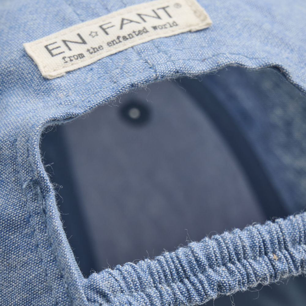En Fant. Detalje bag på lyseblå kasket