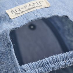 En Fant. Detalje bag på lyseblå kasket