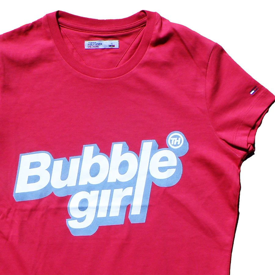 Tommy Hilfiger. Rød T-shirt med Bubble Girl, udsnit