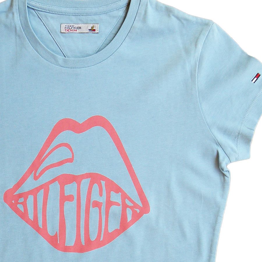 Tommy Hilfiger. Dueblå t-shirt med abstrakt print, udsnit