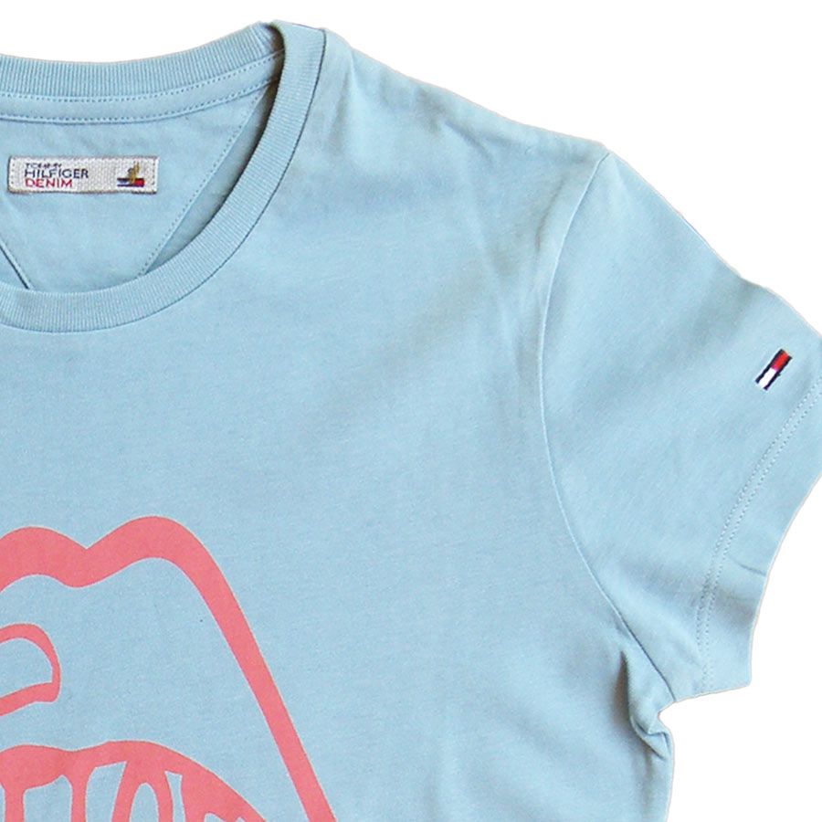 Tommy Hilfiger. Dueblå t-shirt med abstrakt print, ærme
