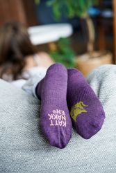 Kattnakken. Uldsokker i lilla, Mørklilla nuance. Logo print under fødderne