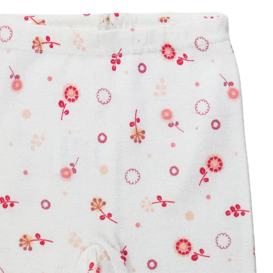 Absorba. Hvide sparkebukser til nyfødt. Blomsterprint. Nærfoto