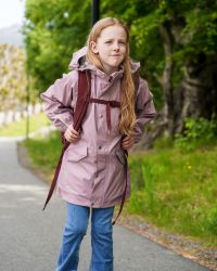Kattnakken - Regnjakke - Parkacoat - Lys Lavendel - Lifestyle - Skolepige på vej