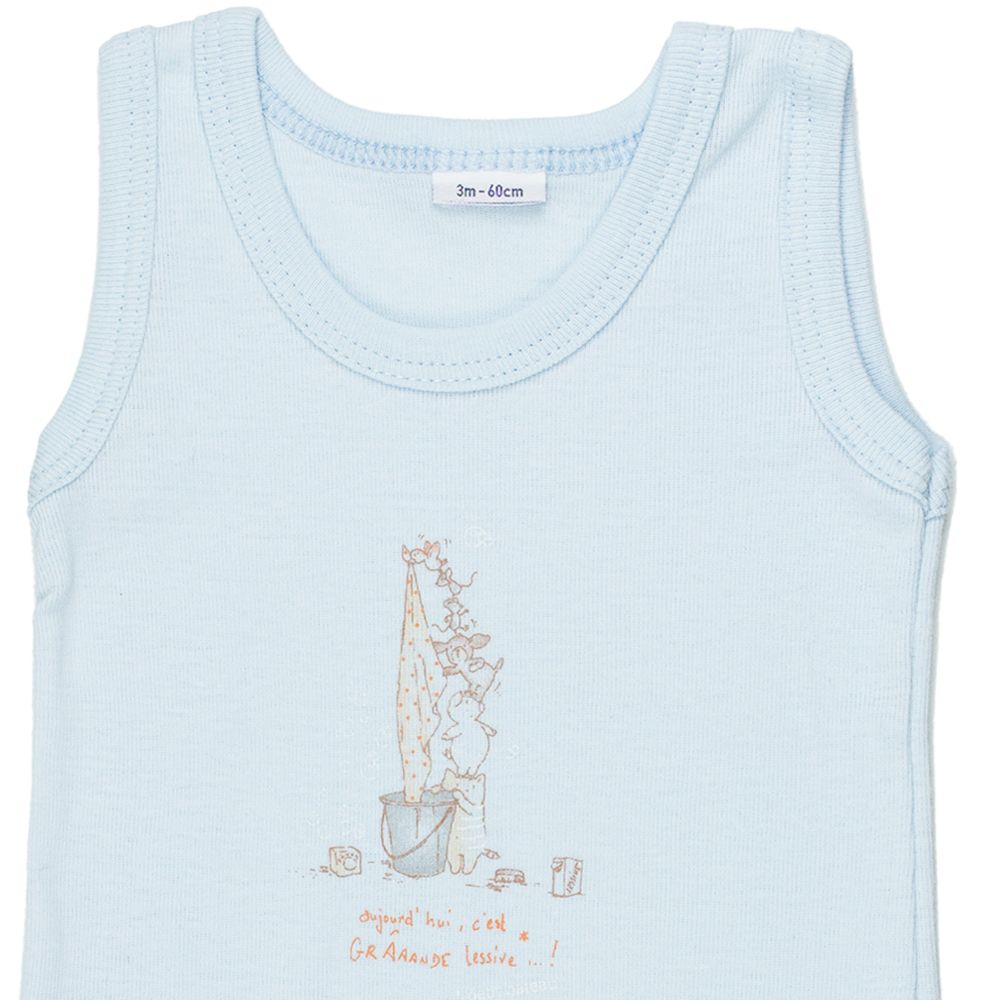 Petit Bateau. Lyseblå body uden ærmer - Vaskemus på printet. Udsnit
