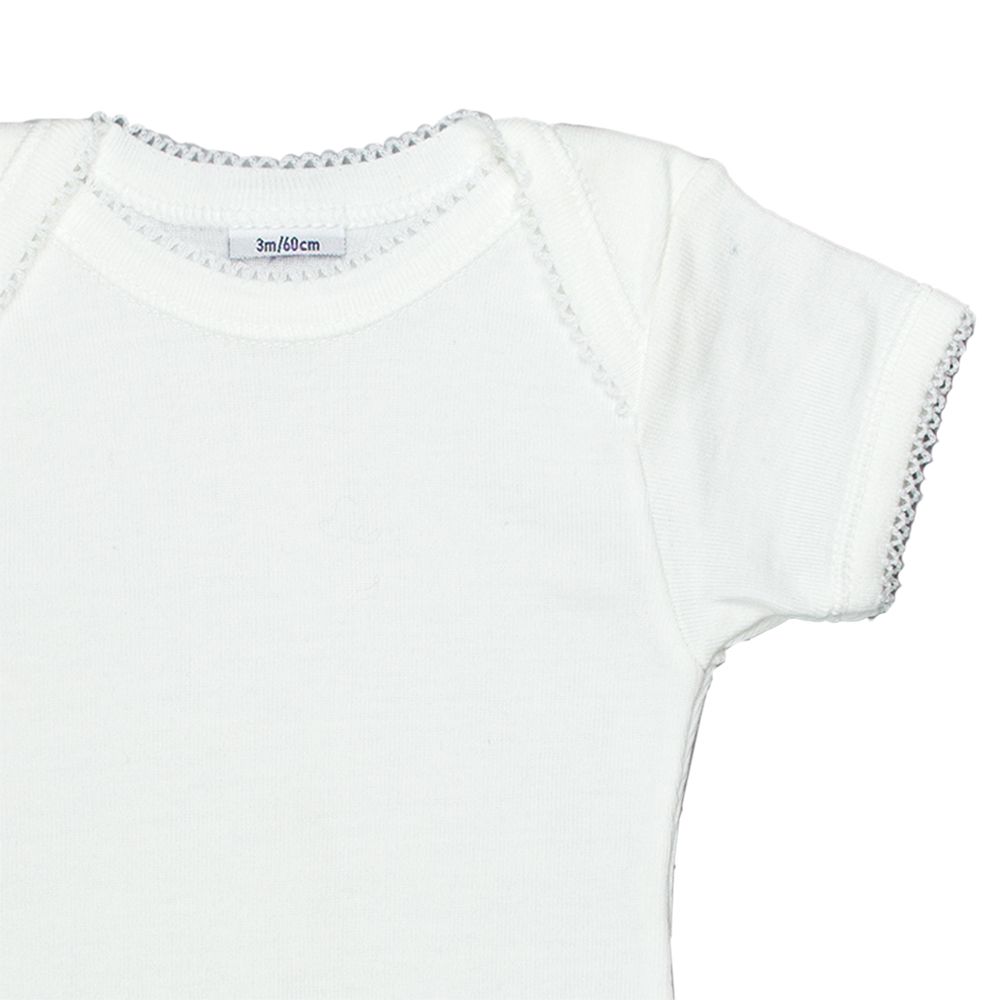 Petit Bateau. Kortærmet hvid body med blondekanter, udsnit