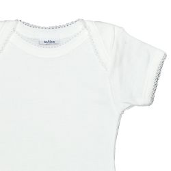 Petit Bateau. Kortærmet hvid body med blondekanter, udsnit