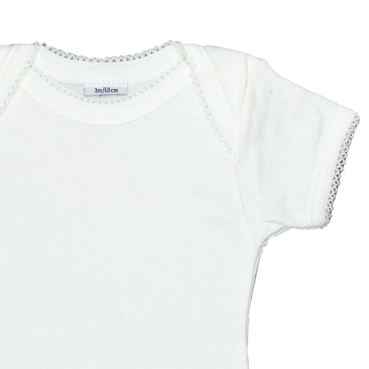Petit Bateau. Kortærmet hvid body med blondekanter, udsnit