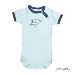 Petit Bateau. Lysebå kortærmet body med hjerteprint