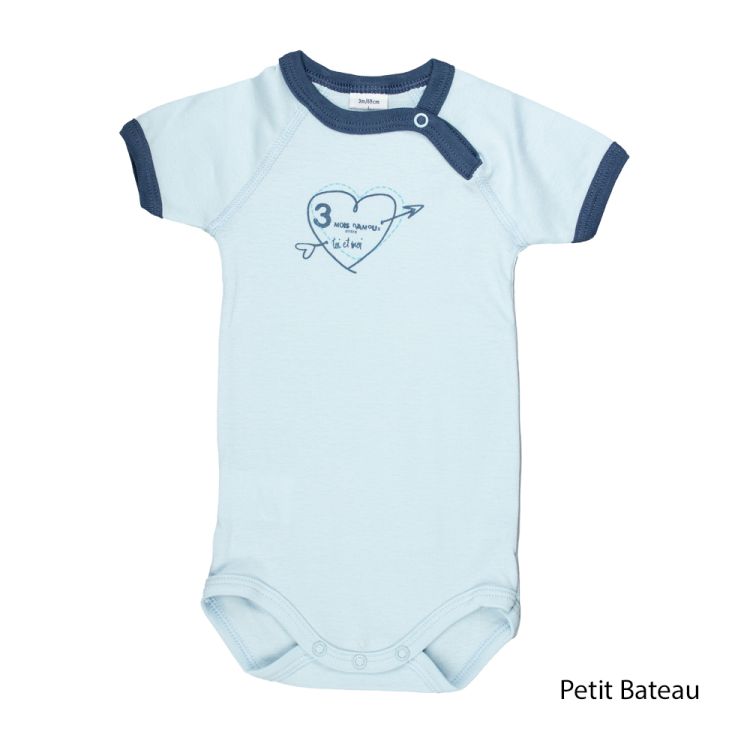 Petit Bateau. Lysebå kortærmet body med hjerteprint