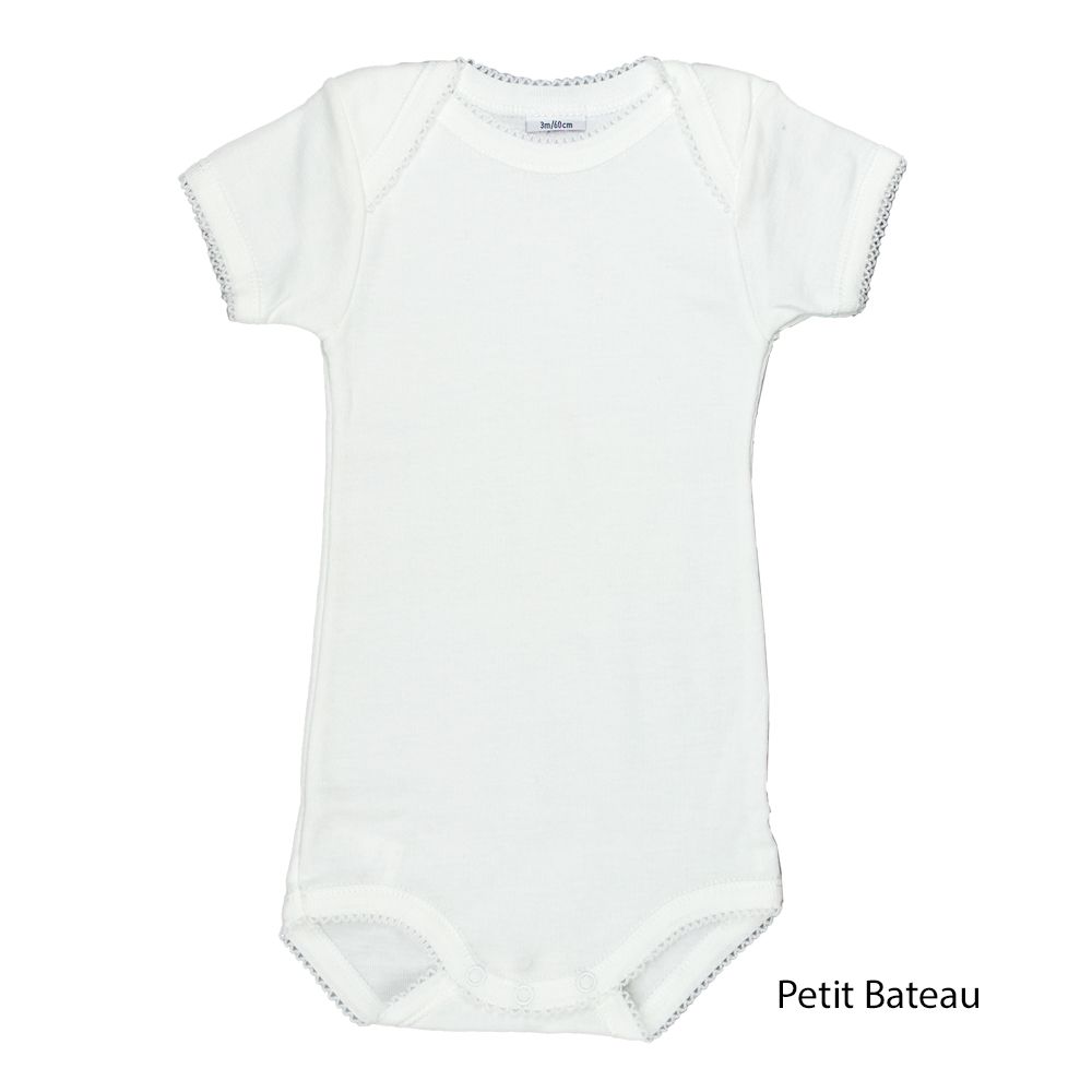 Petit Bateau. Kortærmet hvid body med blondekanter