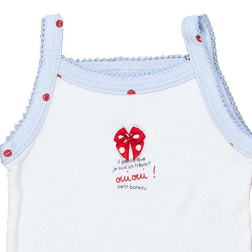 Petit Bateau. Hvid body med stropper i lyseblåt, udsnit