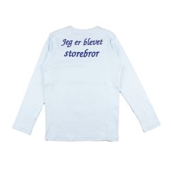 Jeg er blevet storebror. Lyseblå bluse med printet, bag