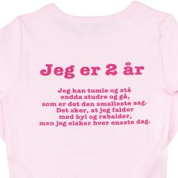 Fødselsdagsbluse pige 2 år med vers printet bag, udsnit