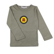 Fødselsdagsblusen i olivengrøn til en dreng med teksten  