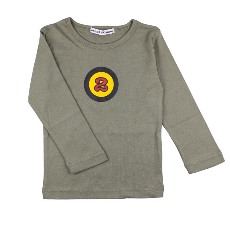 Fødselsdagsblusen i olivengrøn til en dreng med teksten  