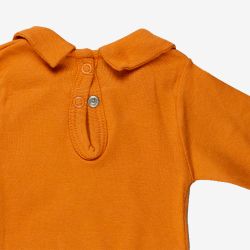 Petit Bateau. Varm cognacfarvet body med spids krave, udsnit