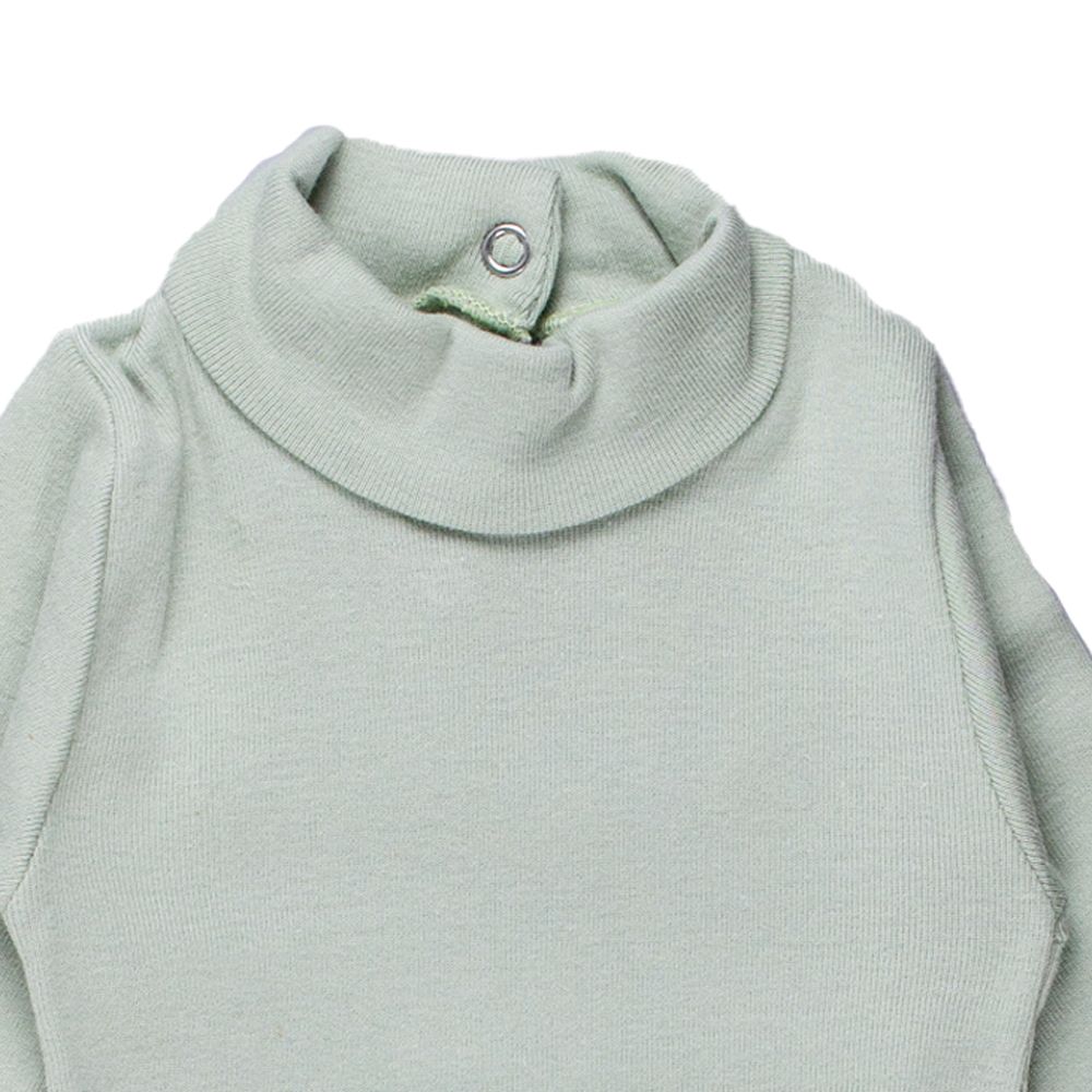Petit Bateau. Lys olivengrøn body med lille rullekrave udsnit