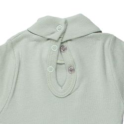 Petit Bateau. Lys olivengrøn body med lille rullekrave udsnit bag