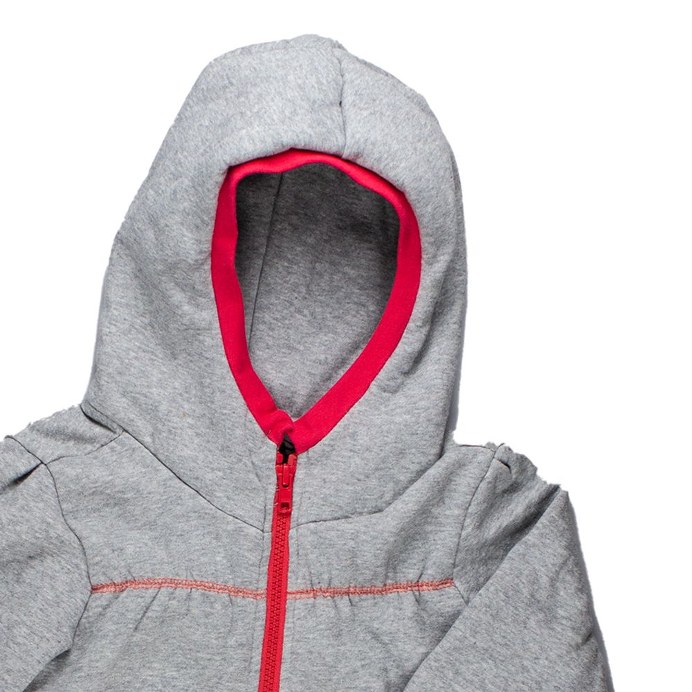 Ziestha. Pigejakke i gråt sweatshirt stof med røde detaljer, Udsnit hætte