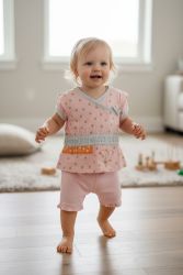 Absorba. Rosa sommerdragt med korte ben - glad pige