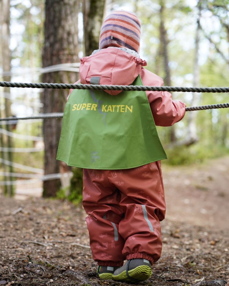 Grøn Kattnakken superkappe på regntøj set bagfra
